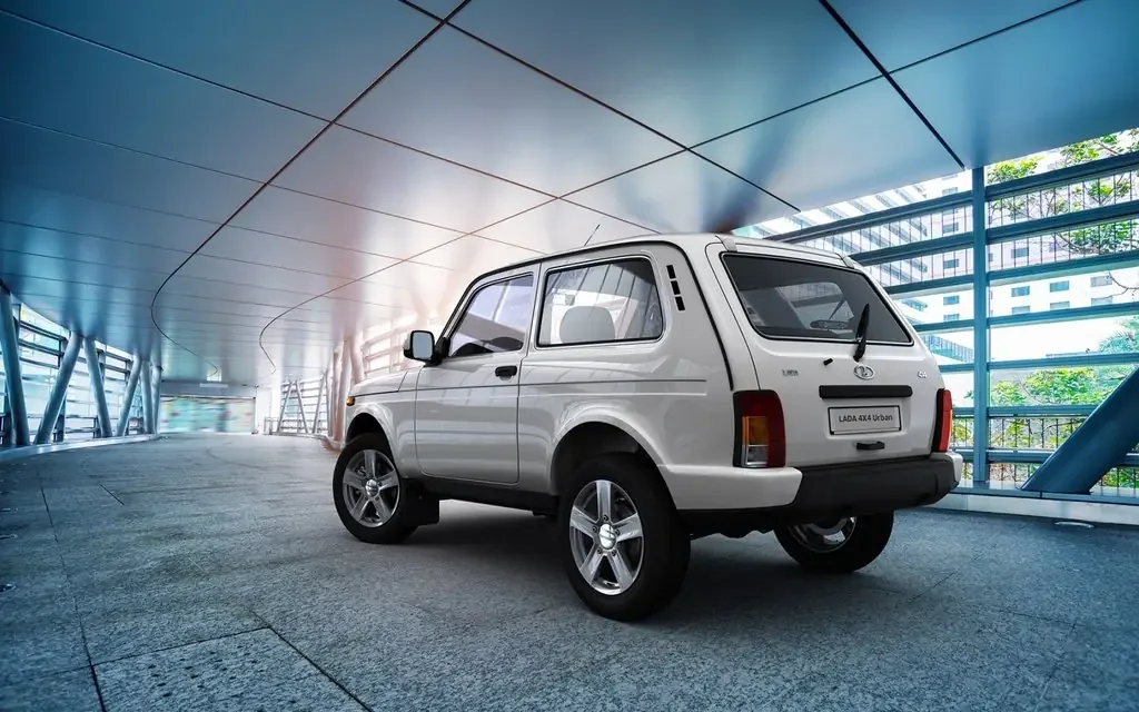 Фото LADA 4x4 Urban 2019-2021 (2021) — вид сзади, фото 6. Сзади-сбоку: свес кормы и стойка пятой двери LADA 4x4 Urban 2019-2021 (2021) — вид сзади, фото 6