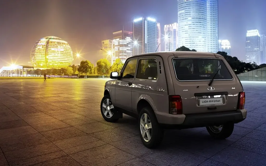 Фото LADA 4x4 Urban 2019-2021 (2021) — вид сзади, фото 7. Корма: рисунок фонарей, бампер и оформление пятой двери LADA 4x4 Urban 2019-2021 (2021) — вид сзади, фото 7