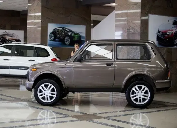 Фото LADA 4x4 Urban 2019-2021 (2021) — вид сбоку, фото 3. Профиль в движении: пропорции кузова на ходу LADA 4x4 Urban 2019-2021 (2021) — вид сбоку, фото 3