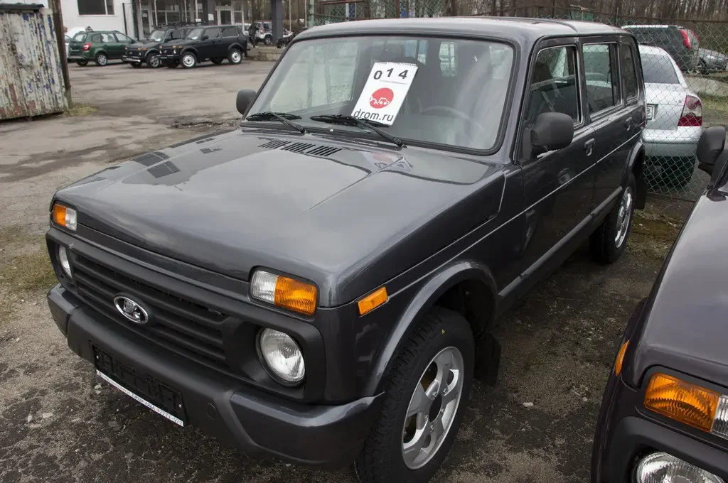 Фото LADA 4x4 Urban 2019-2021 (2021) — вид сбоку, фото 4. Профиль: длина кузова, линия крыши и посадка на колёсах LADA 4x4 Urban 2019-2021 (2021) — вид сбоку, фото 4