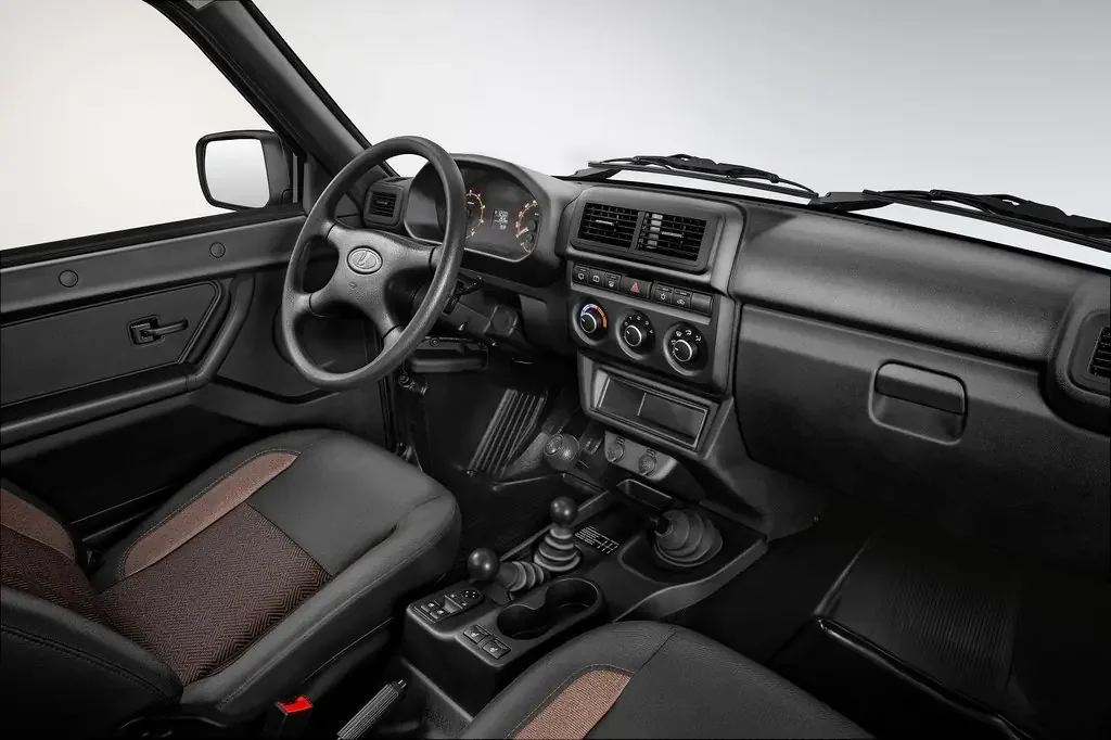 Фото LADA 4x4 2019-2021 (2021) — передняя панель. Архитектура передней панели: экраны, дефлекторы и отделка LADA 4x4 2019-2021 (2021) — передняя панель