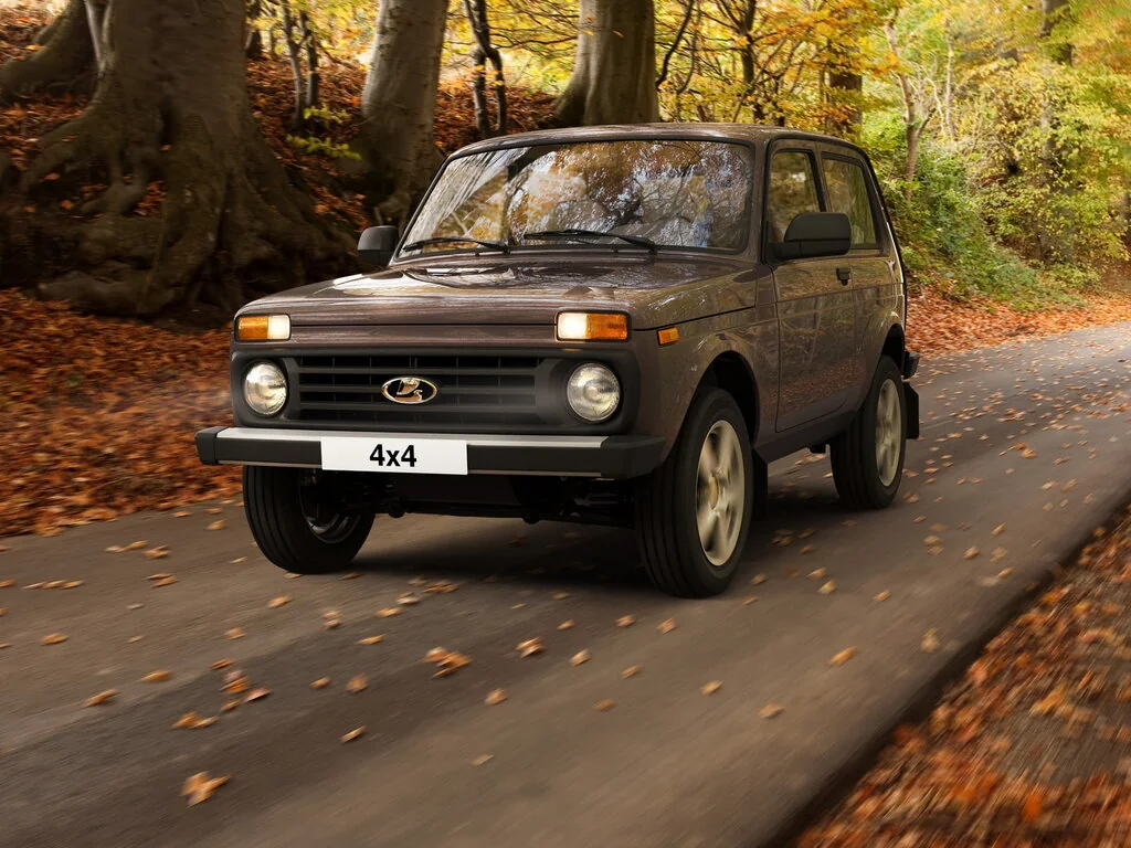 Фото LADA 4x4 2019-2021 (2021) — вид спереди, фото 2. Передняя часть крупно: рисунок ходовых огней и воздухозаборники LADA 4x4 2019-2021 (2021) — вид спереди, фото 2