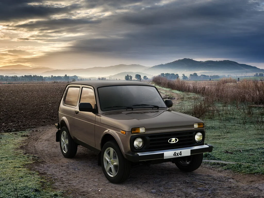 Фото LADA 4x4 2019-2021 (2021) — вид спереди, фото 3. Три четверти спереди: видно и «лицо», и профиль разом LADA 4x4 2019-2021 (2021) — вид спереди, фото 3