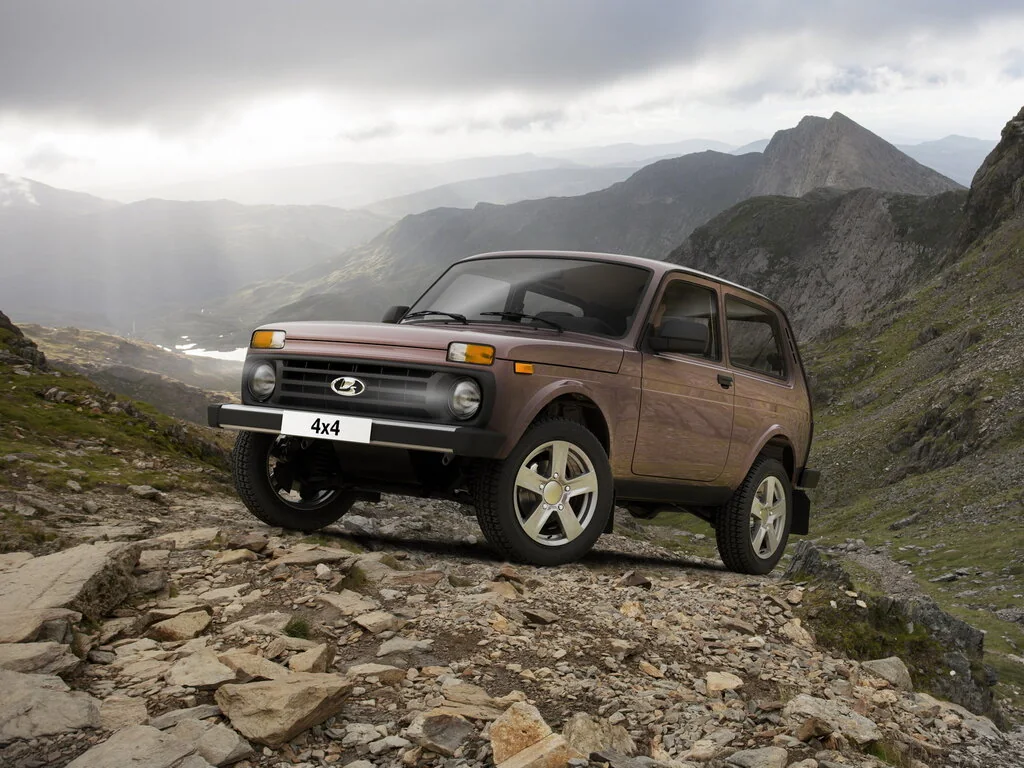 Фото LADA 4x4 2019-2021 (2021) — вид спереди, фото 4. Анфас: решётка, форма фар и бампер — по ним модель и узнают на дороге LADA 4x4 2019-2021 (2021) — вид спереди, фото 4