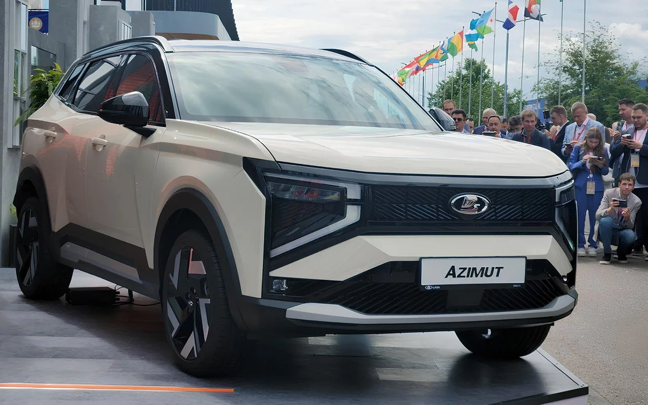 Фото LADA Azimut (2026) — вид спереди, фото 4. Передняя часть кузова со светодиодной оптикой и фирменной решёткой. LADA Azimut (2026) — вид спереди, фото 4