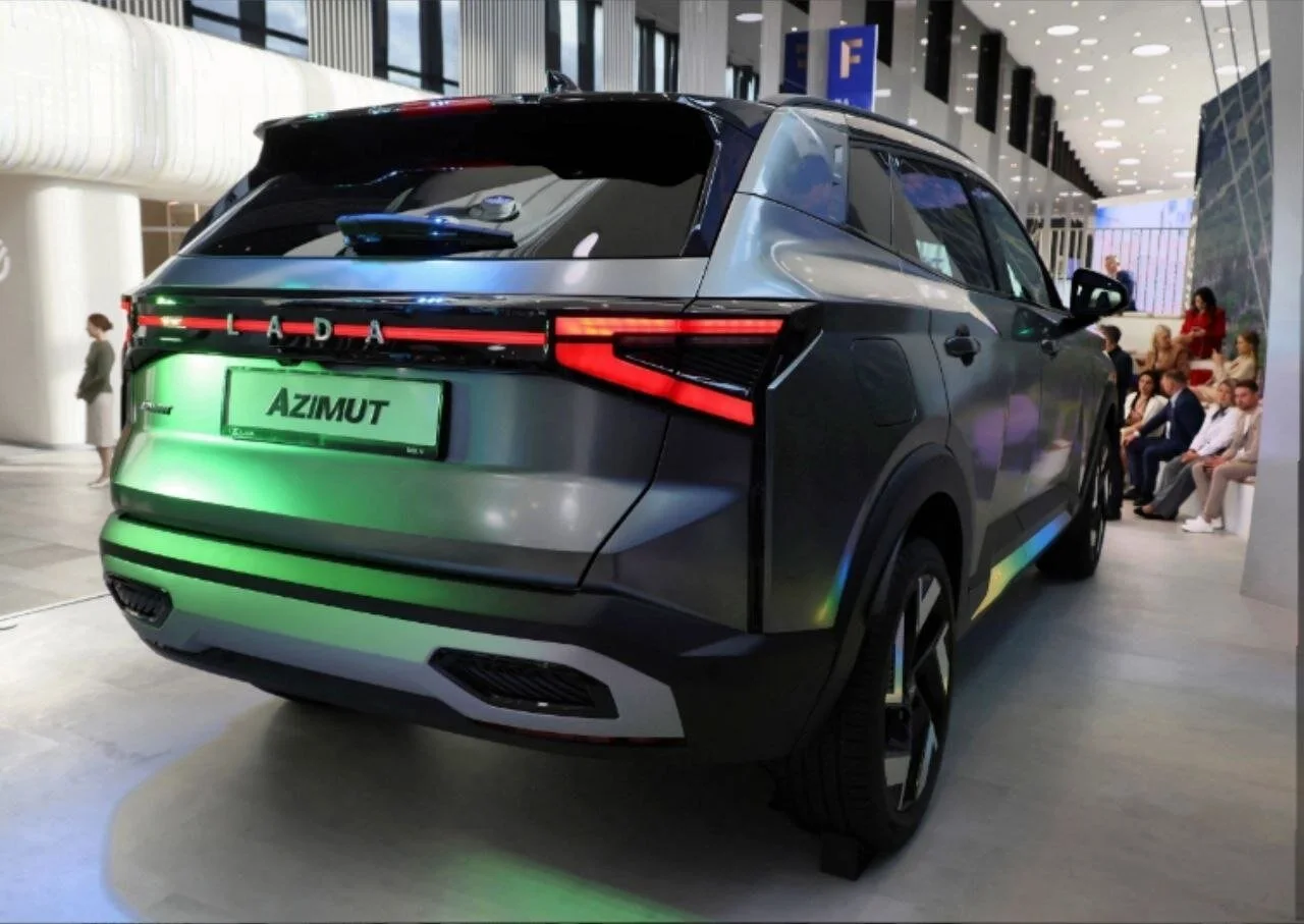 Фото LADA Azimut (2026) — вид сзади, фото 4. Задняя часть кузова со сквозной светодиодной полосой фонарей. LADA Azimut (2026) — вид сзади, фото 4