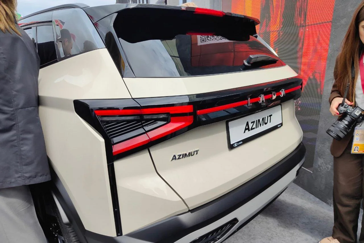 Фото LADA Azimut (2026) — вид сзади, фото 11. Задняя часть кузова со сквозной светодиодной полосой фонарей. LADA Azimut (2026) — вид сзади, фото 11
