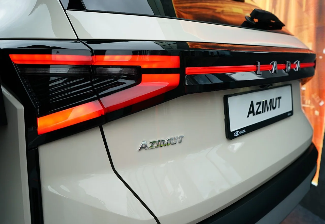 Фото LADA Azimut (2026) — вид сзади, фото 13. Задняя часть кузова со сквозной светодиодной полосой фонарей. LADA Azimut (2026) — вид сзади, фото 13