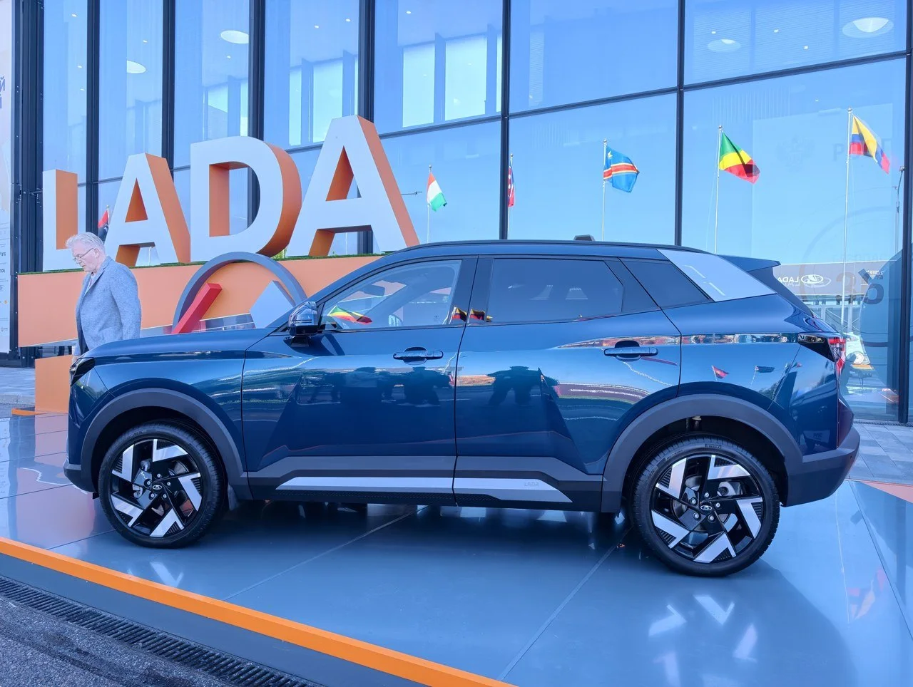 Фото LADA Azimut (2026) — вид сбоку, фото 2. Боковой силуэт с неокрашенным пластиковым обвесом по низу кузова. LADA Azimut (2026) — вид сбоку, фото 2