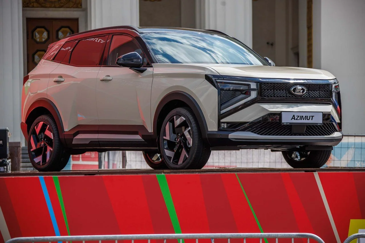 Фото LADA Azimut (2026) — вид сбоку, фото 4. Боковой силуэт с неокрашенным пластиковым обвесом по низу кузова. LADA Azimut (2026) — вид сбоку, фото 4