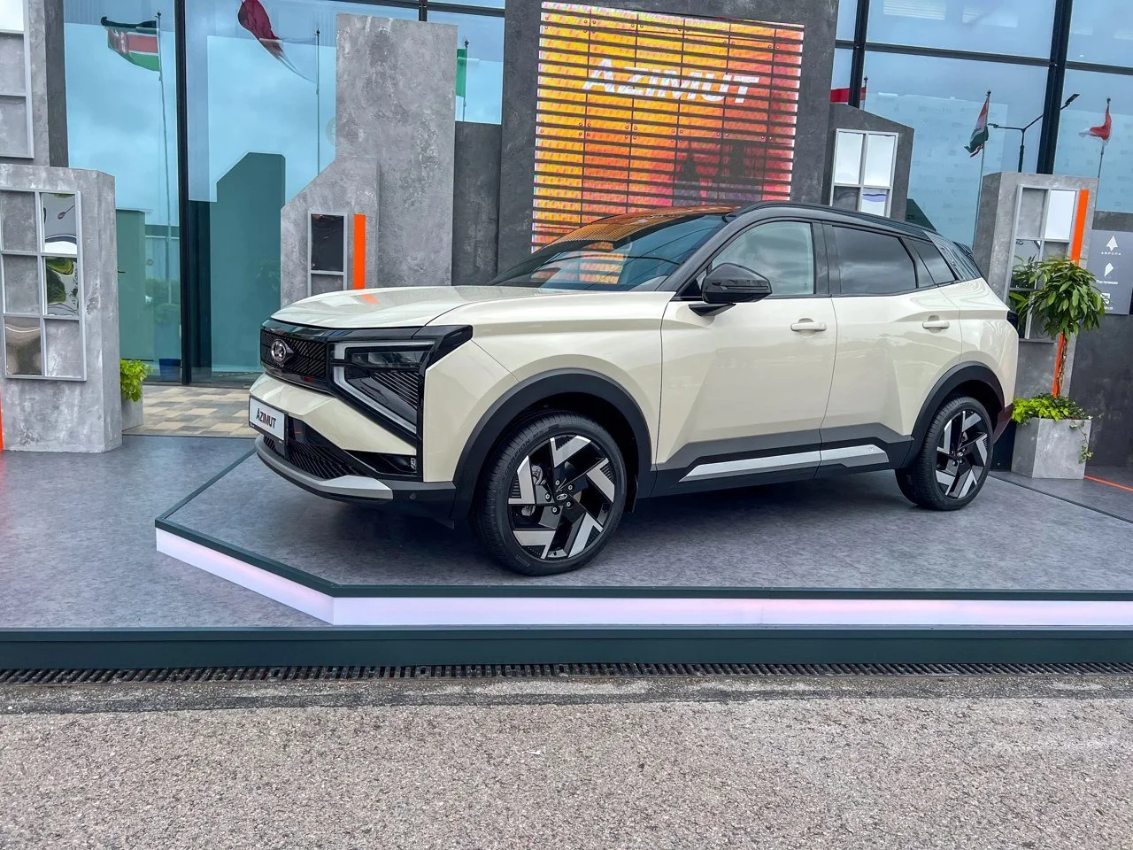 Фото LADA Azimut (2026) — вид сбоку, фото 5. Боковой силуэт с неокрашенным пластиковым обвесом по низу кузова. LADA Azimut (2026) — вид сбоку, фото 5