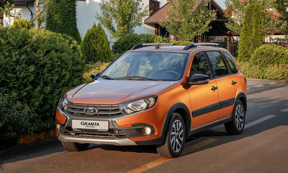 Фото LADA Granta Cross — вид спереди, фото 3. Оптика, решётка и бампер — первое впечатление о модели. Дневные ходовые огни включаются автоматически с запуском LADA Granta Cross — вид спереди, фото 3