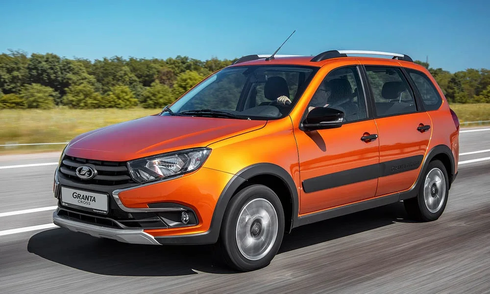 Фото LADA Granta Cross — вид спереди, фото 4. Оптика, решётка и бампер — первое впечатление о модели. Дневные ходовые огни включаются автоматически с запуском LADA Granta Cross — вид спереди, фото 4