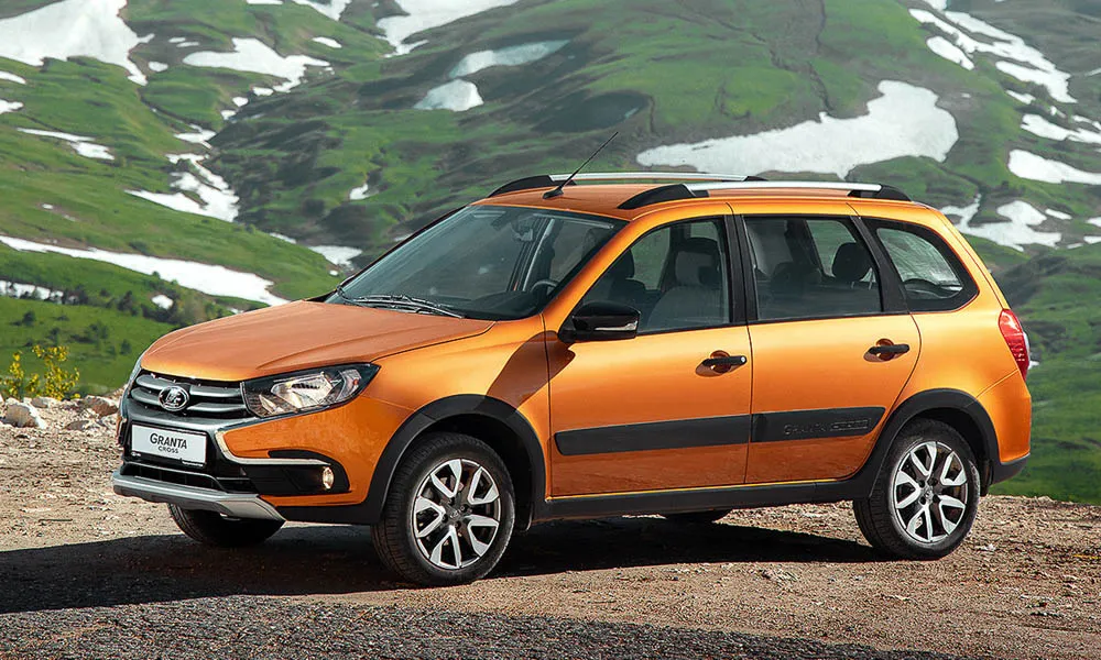 Фото LADA Granta Cross — вид спереди, фото 5. Оранжевый кузов, строгая симметрия оптики — базовый ракурс знакомства с дизайном LADA Granta Cross — вид спереди, фото 5
