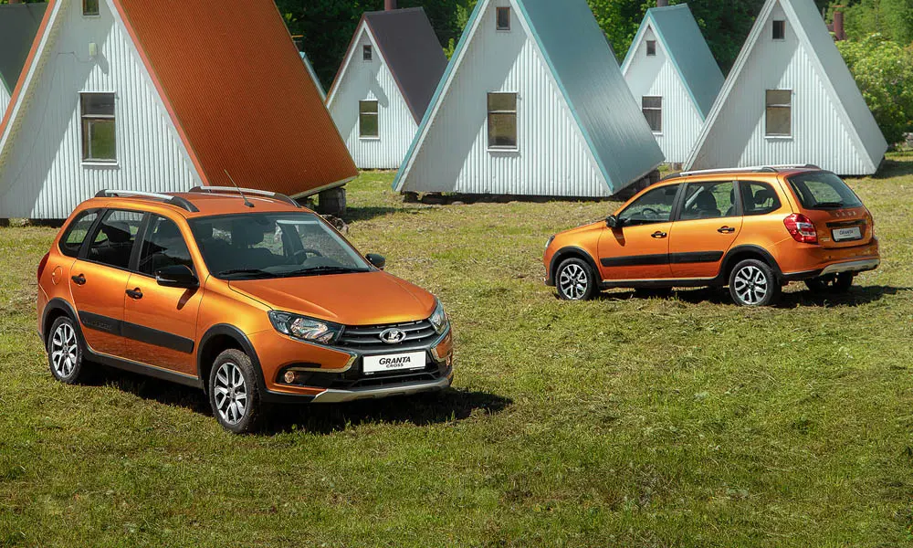 Фото LADA Granta Cross — вид спереди, фото 7. Анфас: пропорции капота, посадка кузова и графика ходовых огней. Рисунок ходовых огней — подпись модели, по нему её узнают в потоке LADA Granta Cross — вид спереди, фото 7