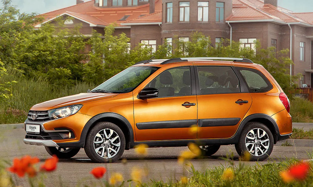 Фото LADA Granta Cross — вид спереди, фото 9. Передок в оранжевом исполнении — крупная светотехника и выразительный бампер. Дневные ходовые огни включаются автоматически с запуском LADA Granta Cross — вид спереди, фото 9