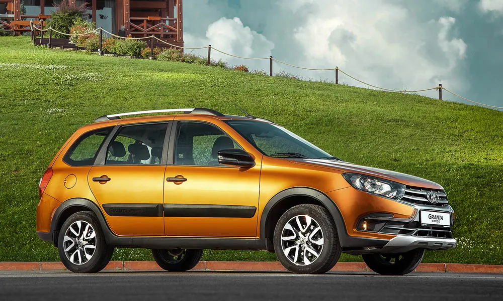 Фото LADA Granta Cross — вид спереди, фото 10. Оранжевый кузов, строгая симметрия оптики — базовый ракурс знакомства с дизайном. Рисунок ходовых огней — подпись модели, по нему её узнают в потоке LADA Granta Cross — вид спереди, фото 10