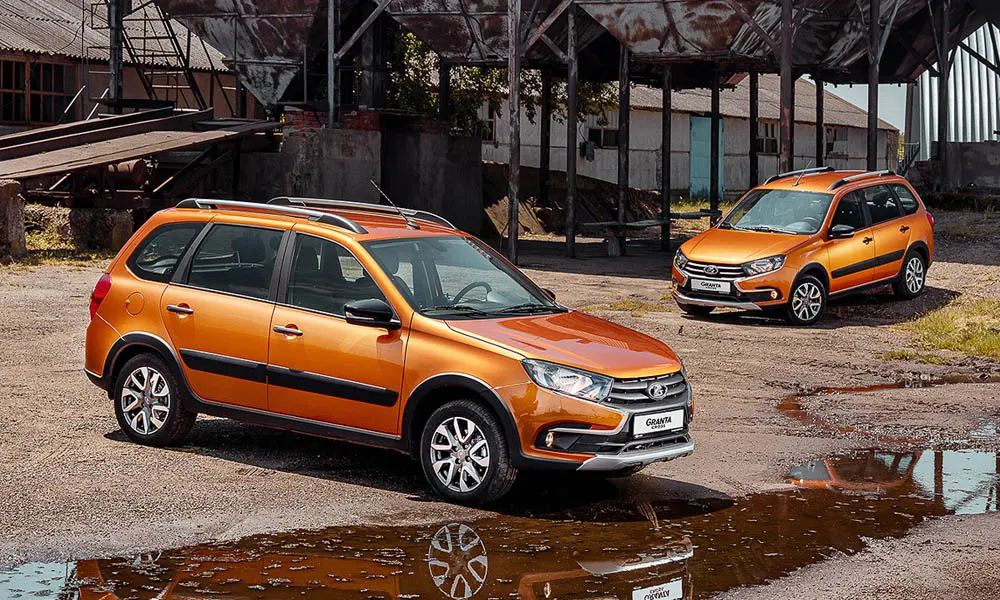 Фото LADA Granta Cross — вид спереди, фото 12. Оранжевый кузов, строгая симметрия оптики — базовый ракурс знакомства с дизайном LADA Granta Cross — вид спереди, фото 12