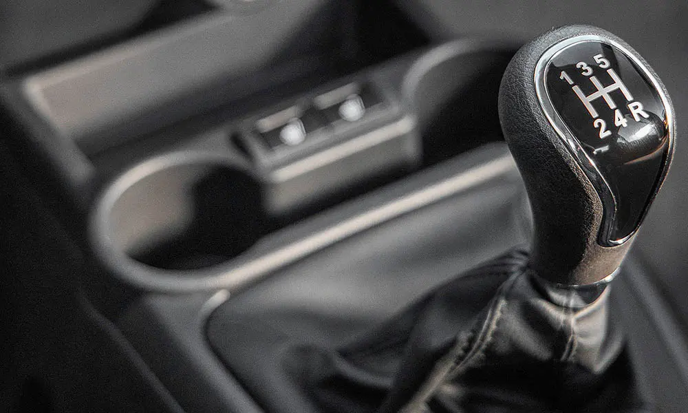 Фото LADA Granta Cross — селектор коробки передач. Селектор трансмиссии на центральной консоли. Автохолд удерживает машину на светофоре без ноги на тормозе LADA Granta Cross — селектор коробки передач