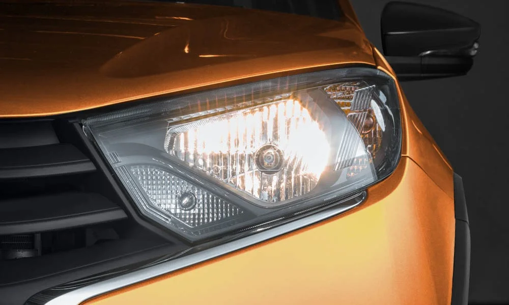 Фото LADA Granta Cross — передняя оптика. Фара вблизи — самый детализированный элемент экстерьера LADA Granta Cross — передняя оптика
