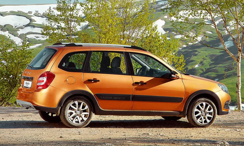 Фото LADA Granta Cross — вид сзади, фото 5. Оранжевый кузов сзади — фонари и бампер определяют ночной образ модели. Насадки выхлопа или их имитация внизу бампера различают версии LADA Granta Cross — вид сзади, фото 5
