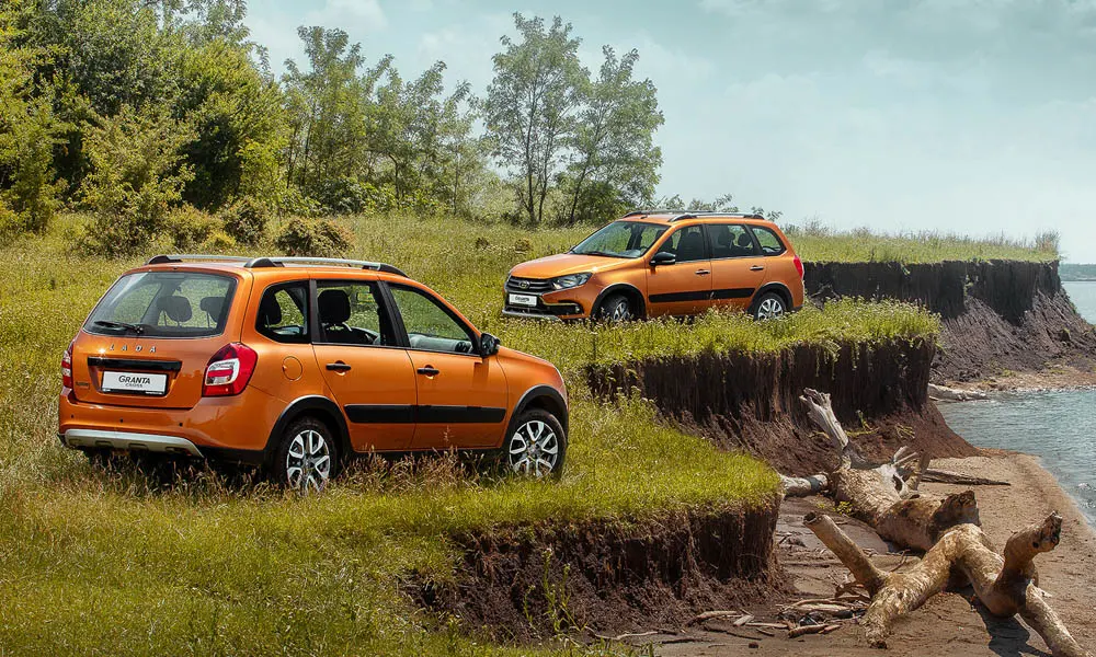 Фото LADA Granta Cross — вид сзади, фото 6. Корма в оранжевом цвете: графика фонарей и пластика пятой двери LADA Granta Cross — вид сзади, фото 6