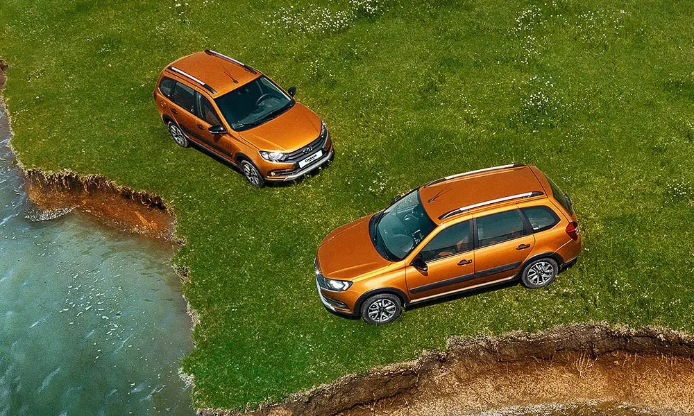 Фото LADA Granta Cross — крыша. Линия крыши и панорамное остекление с высоты. Рейлинги рассчитаны на поперечины для бокса или велокреплений LADA Granta Cross — крыша