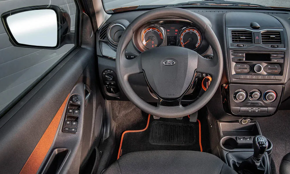 Фото LADA Granta Cross — руль, фото 2. Обшивка обода и компоновка спиц крупным планом. Правильная посадка: руки на «9 и 3», приборы читаются поверх обода LADA Granta Cross — руль, фото 2