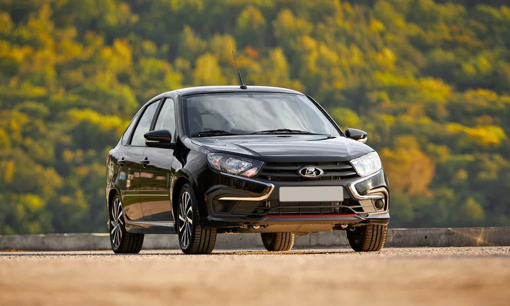 Фото LADA Granta Sportline Лифтбек (2023) — вид спереди, фото 8. Кузов в чёрном цвете: рисунок оптики и решётки задаёт узнаваемое «лицо» модели. Дневные ходовые огни включаются автоматически с запуском LADA Granta Sportline Лифтбек (2023) — вид спереди, фото 8