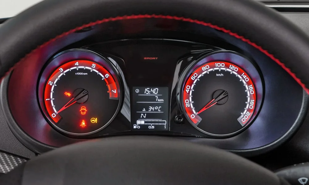 Фото LADA Granta Sportline Лифтбек (2023) — приборная панель. Экран приборов за рулём — вся ходовая информация перед глазами. Компоновка приборов настраивается в меню у большинства версий LADA Granta Sportline Лифтбек (2023) — приборная панель
