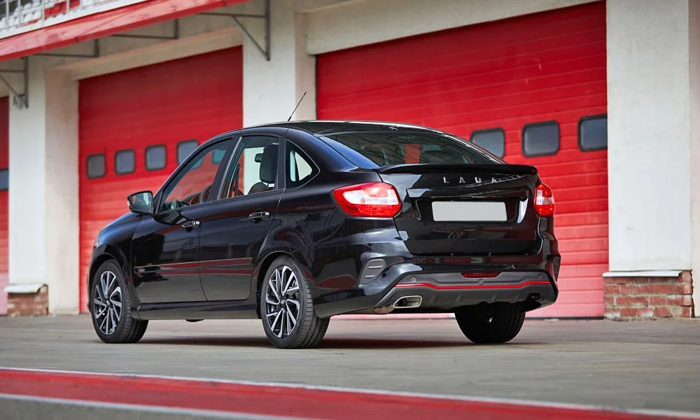 Фото LADA Granta Sportline Лифтбек (2023) — вид сзади, фото 5. Чёрный кузов сзади — фонари и бампер определяют ночной образ модели LADA Granta Sportline Лифтбек (2023) — вид сзади, фото 5
