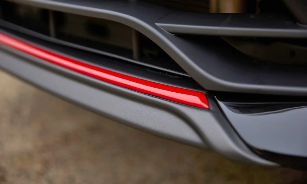 Фото LADA Granta Sportline Лифтбек (2023) — задние фонари. Графика секций крупным планом — ночная подпись модели LADA Granta Sportline Лифтбек (2023) — задние фонари