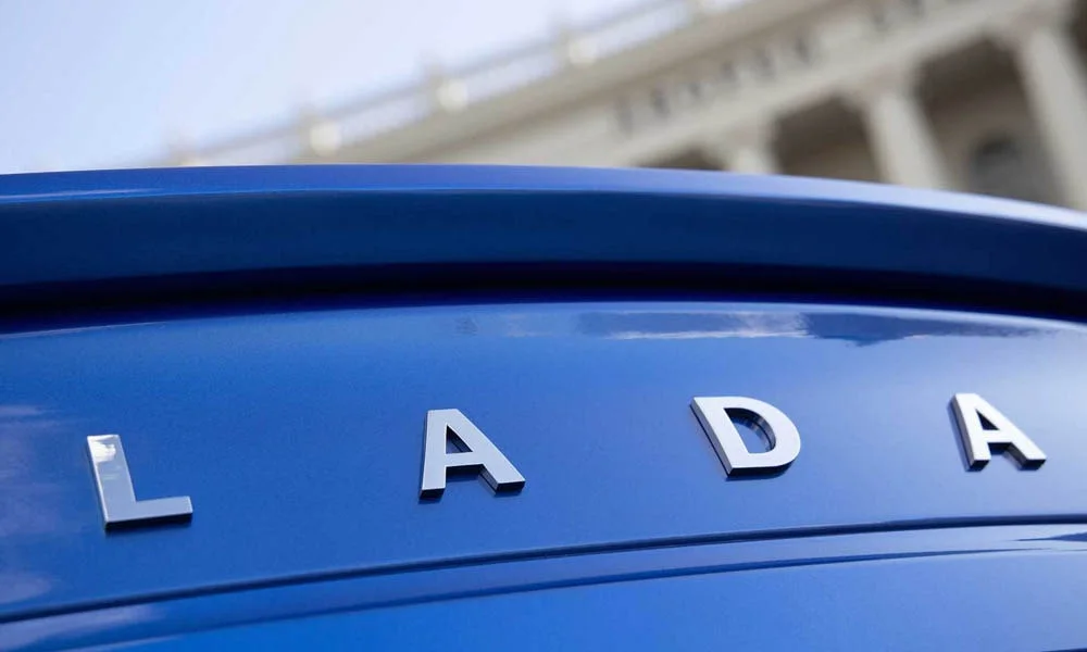Фото LADA Granta Sportline — эмблема. Фирменный шильдик на кузове — знак принадлежности к марке LADA Granta Sportline — эмблема