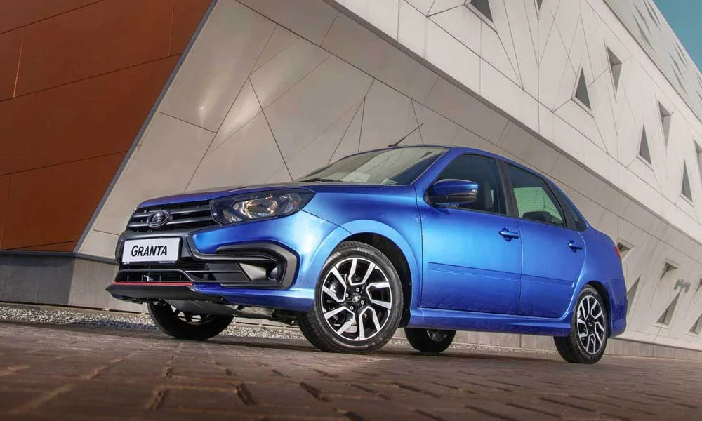 Фото LADA Granta Sportline — вид спереди, фото 4. Анфас: пропорции капота, посадка кузова и графика ходовых огней. Дневные ходовые огни включаются автоматически с запуском LADA Granta Sportline — вид спереди, фото 4