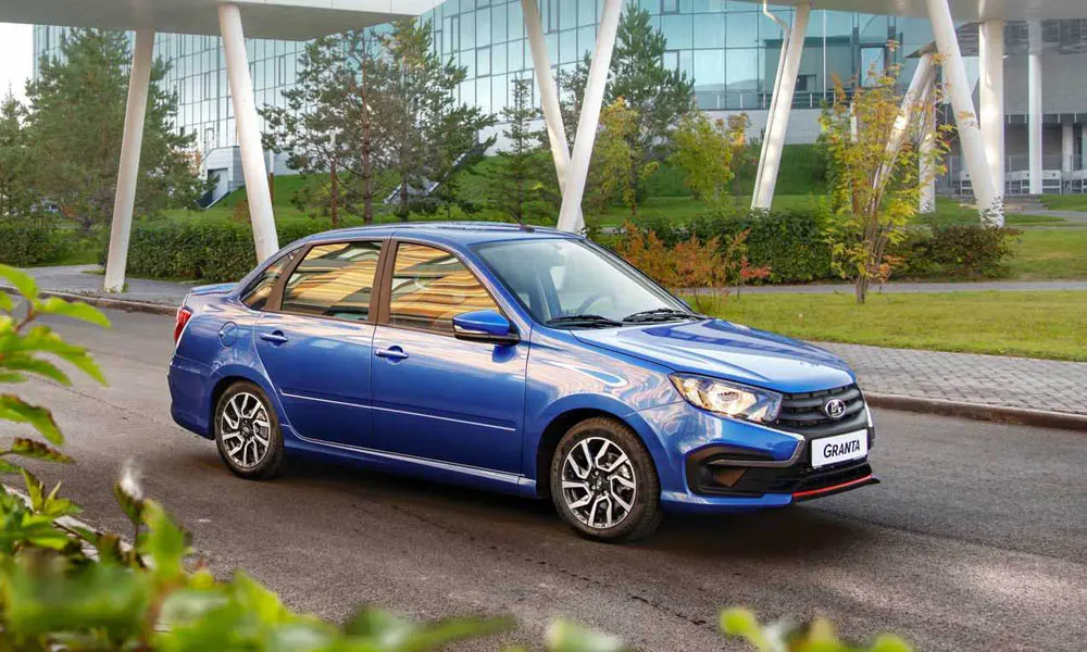 Фото LADA Granta Sportline — вид спереди, фото 5. Анфас: пропорции капота, посадка кузова и графика ходовых огней LADA Granta Sportline — вид спереди, фото 5
