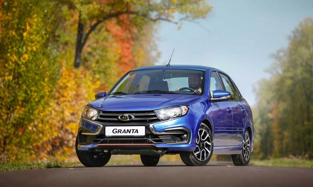 Фото LADA Granta Sportline — вид спереди, фото 7. Синий кузов, строгая симметрия оптики — базовый ракурс знакомства с дизайном LADA Granta Sportline — вид спереди, фото 7