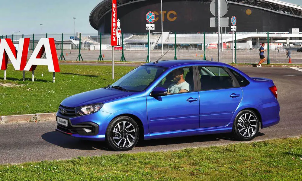 Фото LADA Granta Sportline — вид спереди, фото 8. Анфас: пропорции капота, посадка кузова и графика ходовых огней. Рисунок ходовых огней — подпись модели, по нему её узнают в потоке LADA Granta Sportline — вид спереди, фото 8