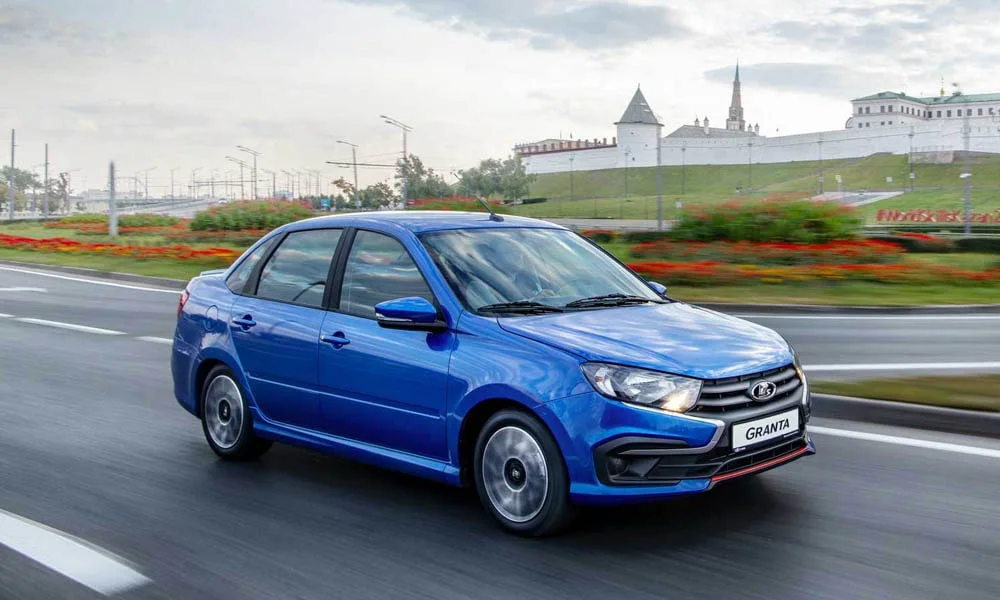 Фото LADA Granta Sportline — вид спереди, фото 9. Оптика, решётка и бампер — первое впечатление о модели. Рисунок ходовых огней — подпись модели, по нему её узнают в потоке LADA Granta Sportline — вид спереди, фото 9
