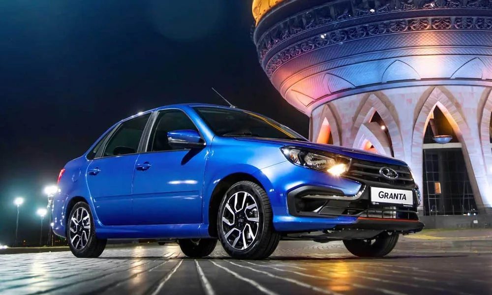 Фото LADA Granta Sportline — вид спереди, фото 10. Передок в синем исполнении — крупная светотехника и выразительный бампер LADA Granta Sportline — вид спереди, фото 10
