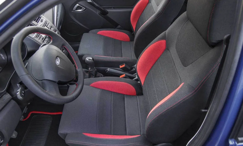 Фото LADA Granta Sportline — передние сиденья. Профиль кресел: боковая поддержка и подголовники LADA Granta Sportline — передние сиденья