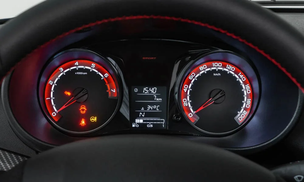 Фото LADA Granta Sportline — приборная панель. Экран приборов за рулём — вся ходовая информация перед глазами LADA Granta Sportline — приборная панель