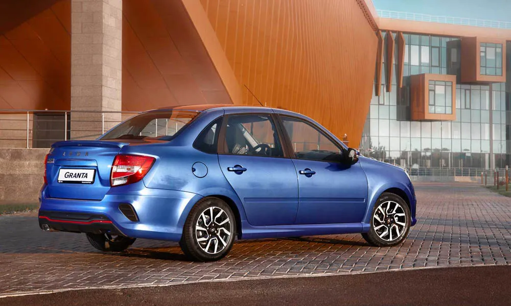 Фото LADA Granta Sportline — вид сзади, фото 4. Корма в синем цвете: графика фонарей и пластика пятой двери. Светодиодная полоса или раздельные секции — задняя оптика стала главным украшением кормы LADA Granta Sportline — вид сзади, фото 4