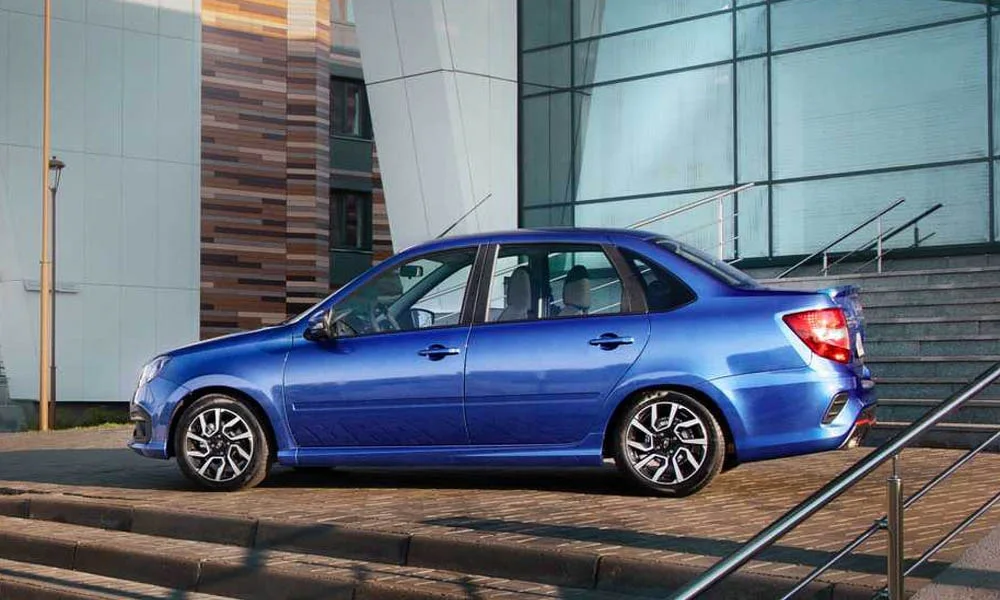 Фото LADA Granta Sportline — вид сзади, фото 5. Графика фонарей, бампер и оформление пятой двери. Насадки выхлопа или их имитация внизу бампера различают версии LADA Granta Sportline — вид сзади, фото 5