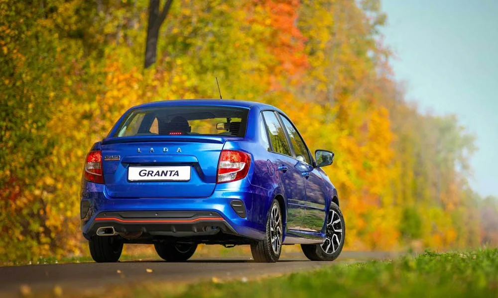 Фото LADA Granta Sportline — вид сзади, фото 7. Графика фонарей, бампер и оформление пятой двери LADA Granta Sportline — вид сзади, фото 7