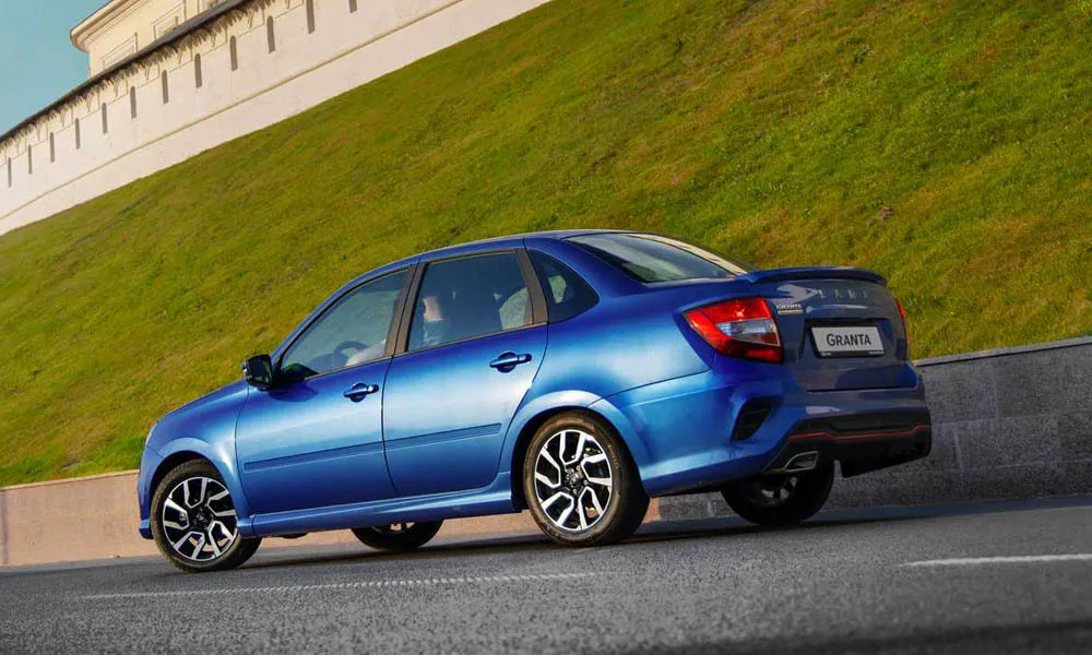 Фото LADA Granta Sportline — вид сзади, фото 8. Корма в синем цвете: графика фонарей и пластика пятой двери. Светодиодная полоса или раздельные секции — задняя оптика стала главным украшением кормы LADA Granta Sportline — вид сзади, фото 8