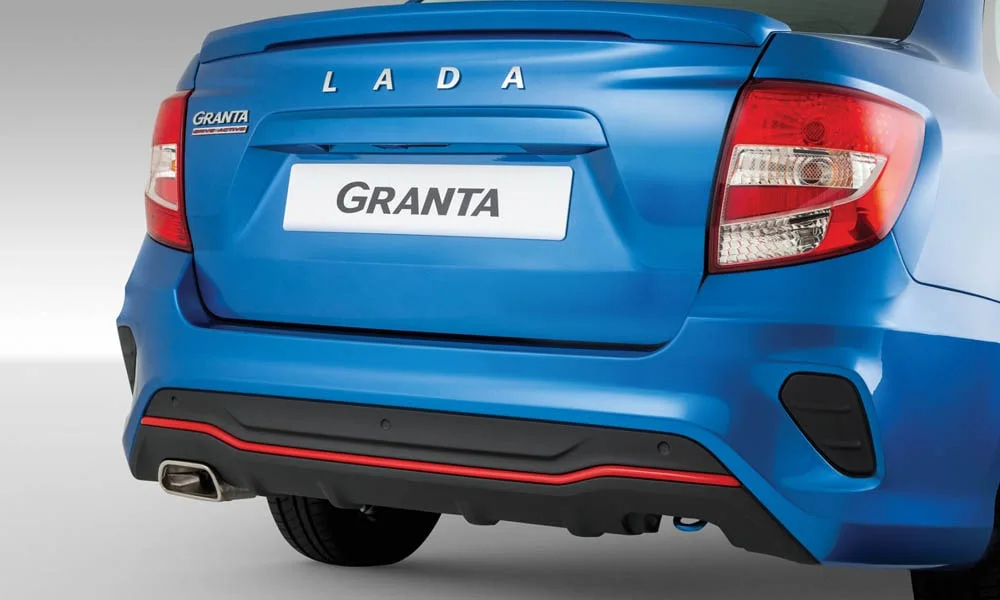 Фото LADA Granta Sportline — вид сзади, фото 9. Синий кузов сзади — фонари и бампер определяют ночной образ модели. Насадки выхлопа или их имитация внизу бампера различают версии LADA Granta Sportline — вид сзади, фото 9