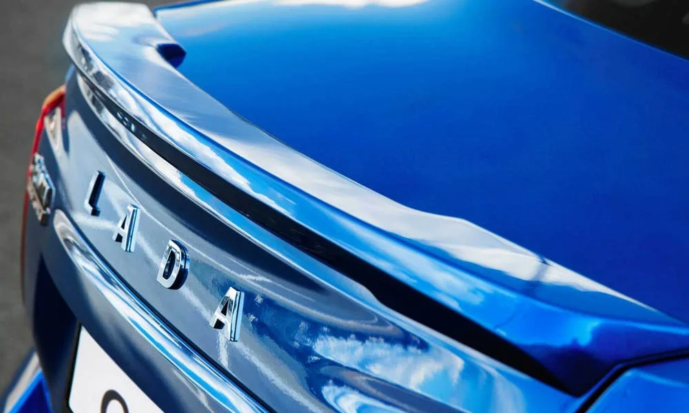 Фото LADA Granta Sportline — крыша. Крыша сверху: остекление, рейлинги и антенна-плавник. Панорамное стекло зрительно увеличивает салон; шторка спасает в жару LADA Granta Sportline — крыша