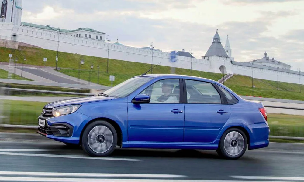 Фото LADA Granta Sportline — вид сбоку. Сбоку читаются линия остекления и характер выштамповок на синем кузове. Хромированные или чёрные молдинги окон отличают комплектации LADA Granta Sportline — вид сбоку