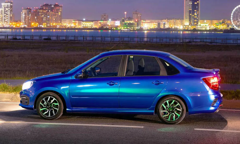 Фото LADA Granta Sportline — вид сбоку, фото 2. Синий кузов в профиль — пропорции, высота посадки и дизайн дисков. Длинная база — простор второго ряда; короткие свесы упрощают парковку LADA Granta Sportline — вид сбоку, фото 2