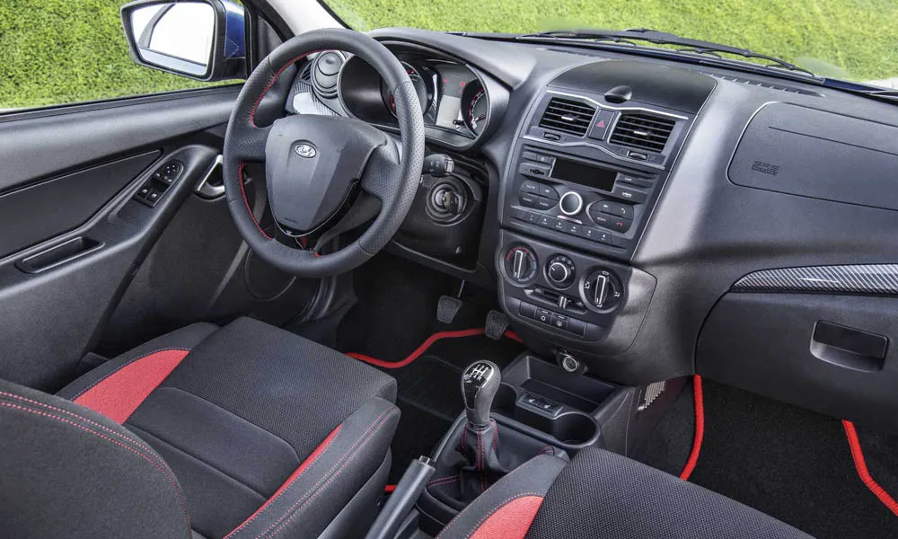 Фото LADA Granta Sportline — руль. Обшивка обода и компоновка спиц крупным планом LADA Granta Sportline — руль